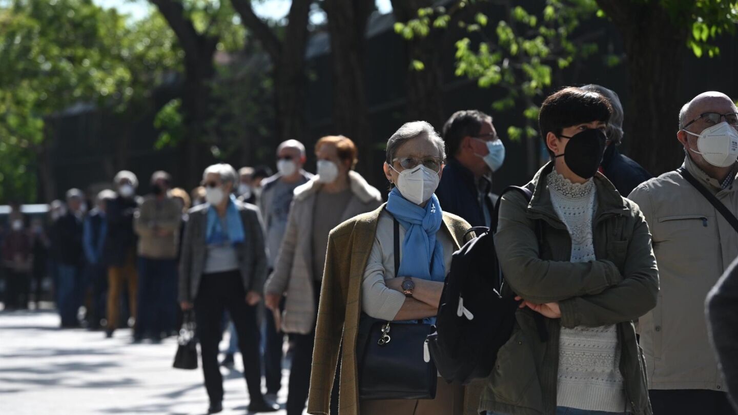 Votantes esperan su turno en el Colegio de Roma en Madrid