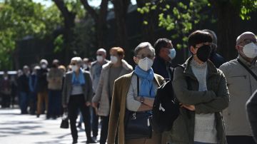 Votantes esperan su turno en el Colegio de Roma en Madrid