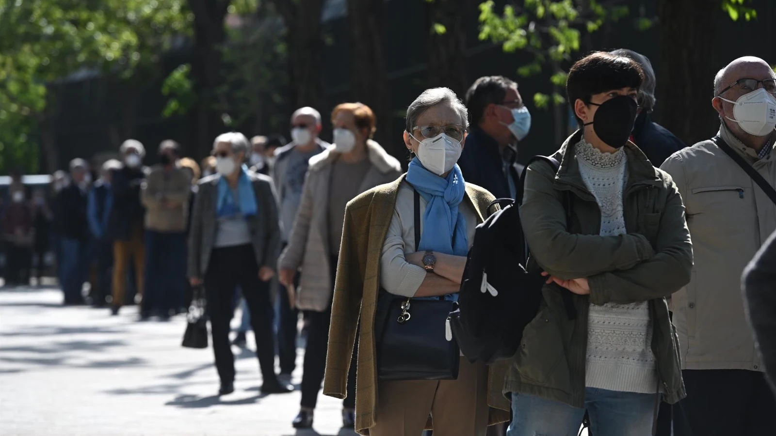 Votantes esperan su turno en el Colegio de Roma en Madrid