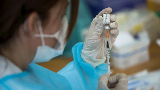 Una sanitaria prepara una vacuna contra el coronavirus Una sanitaria prepara una vacuna contra el coronavirus