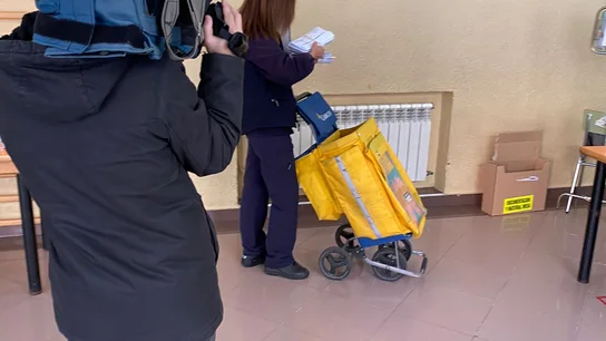 Una trabajadora de Correos acude a dejar el voto que ha llegado por correo Una trabajadora de Correos acude a dejar el voto que ha llegado por correo