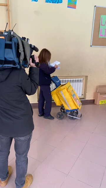 Una trabajadora de Correos acude a dejar el voto que ha llegado por correo