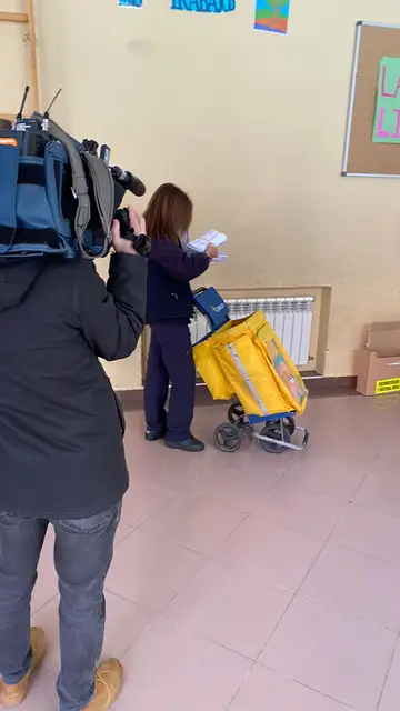 Una trabajadora de Correos acude a dejar el voto que ha llegado por correo Una trabajadora de Correos acude a dejar el voto que ha llegado por correo