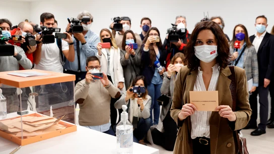 La presidenta de la Comunidad de Madrid, Isabel Díaz Ayuso, ejerce su derecho al voto en el colegio La Inmacualada-Marillac en Madrid, este martes.   La presidenta de la Comunidad de Madrid, Isabel Díaz Ayuso, ejerce su derecho al voto en el colegio La Inmacualada-Marillac en Madrid, este martes.