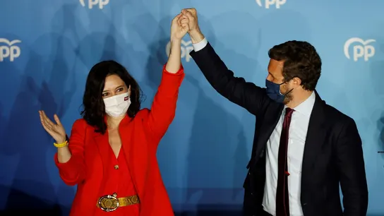 Isabel Díaz Ayuso y Pablo Casado en el balcón de Génova durante el 4M Isabel Díaz Ayuso y Pablo Casado en el balcón de Génova durante el 4M