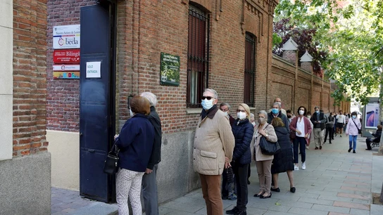 Largas colas en las entradas a los colegios electorales de la Comunidad de Madrid Largas colas en las entradas a los colegios electorales de la Comunidad de Madrid