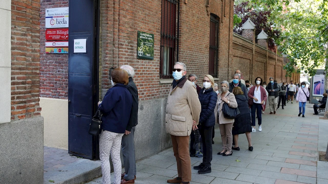 Largas colas en las entradas a los colegios electorales de la Comunidad de Madrid