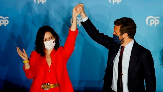 Ayuso y Casado celebran el triunfo de la "libertad" del PP y advierten a S&aacute;nchez: "Espa&ntilde;a empieza en Madrid"
