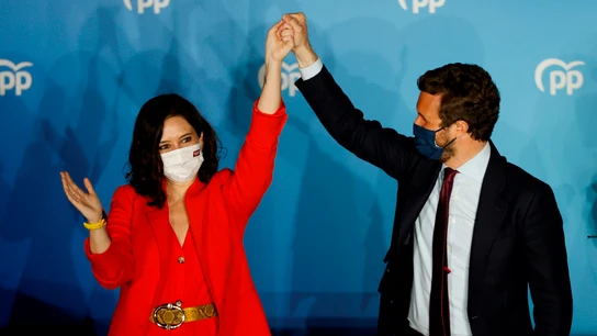 Ayuso y Casado celebran el triunfo de la "libertad" del PP y advierten a Sánchez: "España empieza en Madrid" Ayuso y Casado celebran el triunfo de la "libertad" del PP y advierten a Sánchez: "España empieza en Madrid"