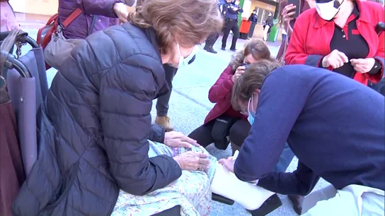 Almeida firma la escayola de una mujer en su colegio electoral Almeida firma la escayola de una mujer en su colegio electoral