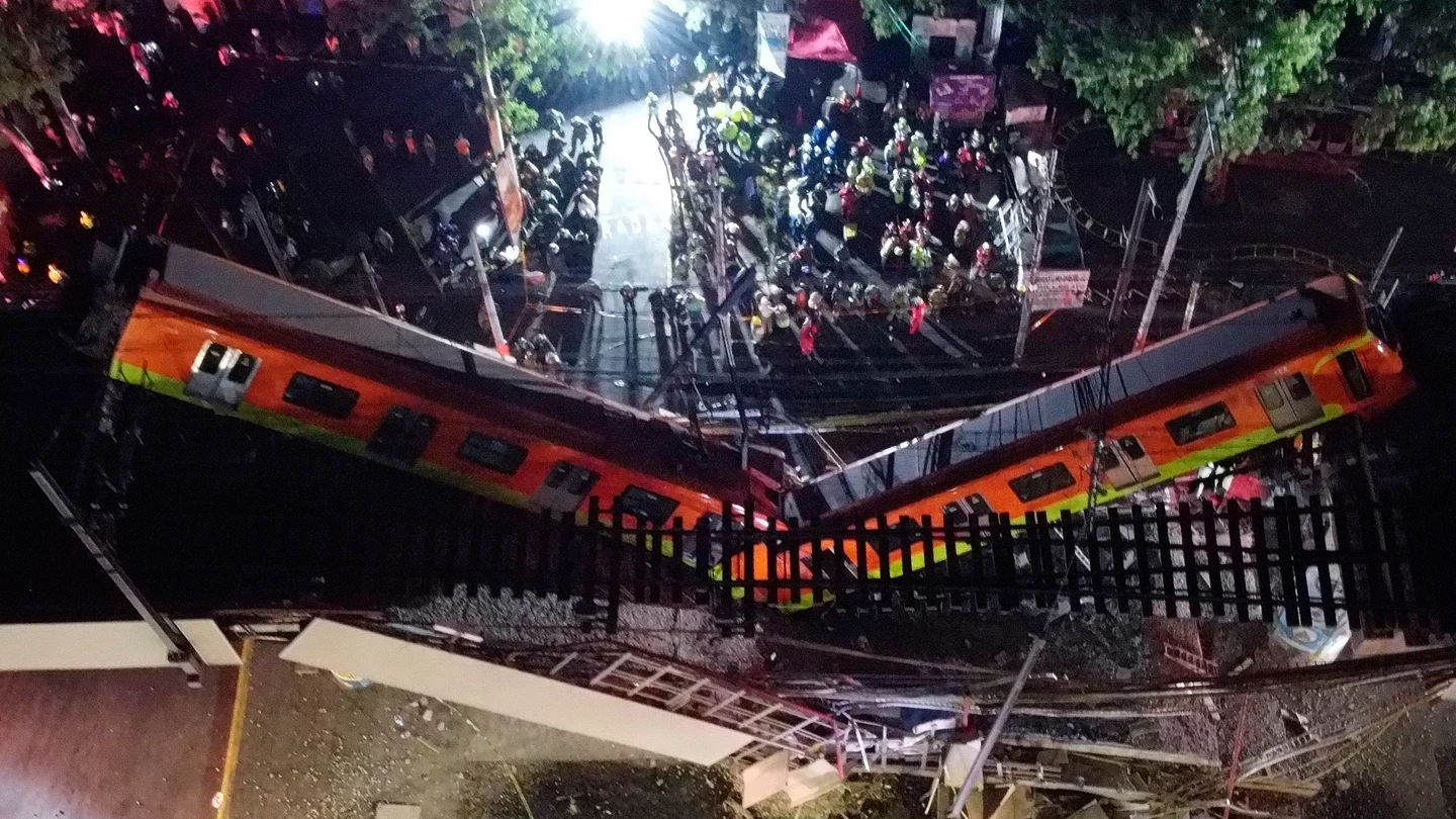 Al menos 15 muertos y 70 heridos tras hundirse un tramo de metro en Ciudad de México Al menos 15 muertos y 70 heridos tras hundirse un tramo de metro en Ciudad de México