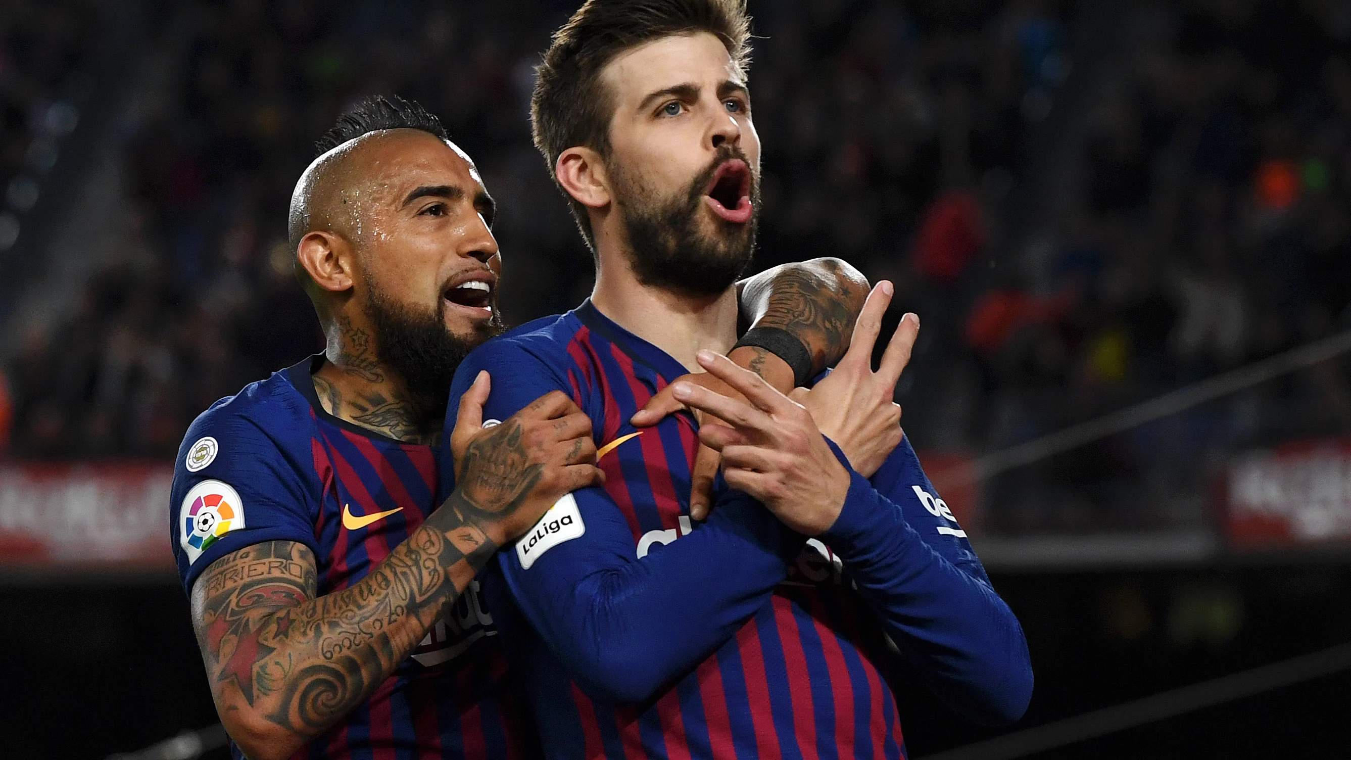 Arturo Vidal y Gerard Piqué