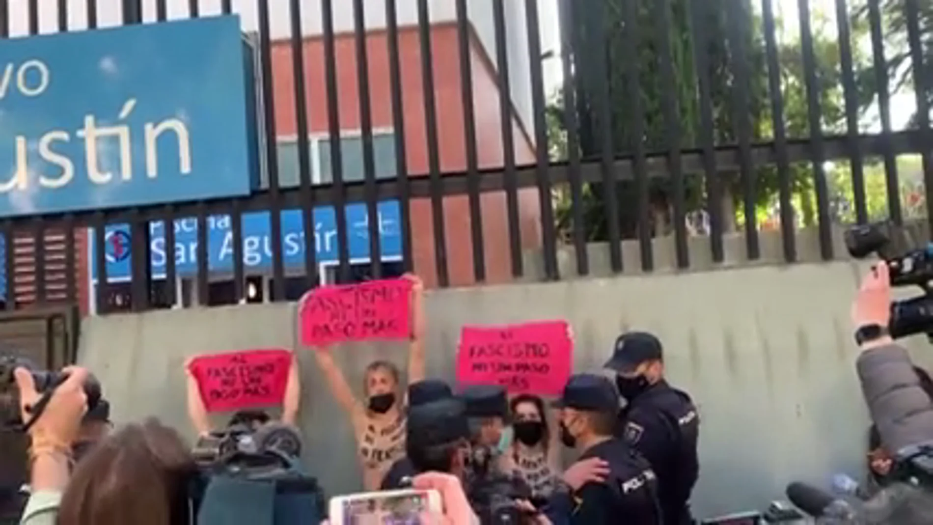 Protesta de Femen en el colegio San Agustín en Charmartín