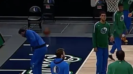 Jugones (13-05-21) El tiro imposible de Doncic desde detrás del aro: bota la bola contra el suelo y de espaldas...¡y la mete! Jugones (13-05-21) El tiro imposible de Doncic desde detrás del aro: bota la bola contra el suelo y de espaldas...¡y la mete!