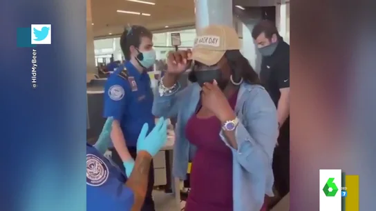 El ataque de risa de una mujer cuando le piden quitarse la gorra en el control de un aeropuerto: llevaba la peluca cosida El ataque de risa de una mujer cuando le piden quitarse la gorra en el control de un aeropuerto: llevaba la peluca cosida