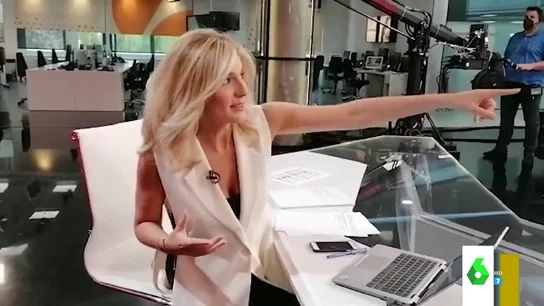 Sandra Golpe desvela en Zapeando por qué siempre la pillan mirando a la derecha en pleno informativo Sandra Golpe desvela en Zapeando por qué siempre la pillan mirando a la derecha en pleno informativo