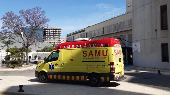Una unidad del SAMU en el Hospital General de Alicante Una unidad del SAMU en el Hospital General de Alicante