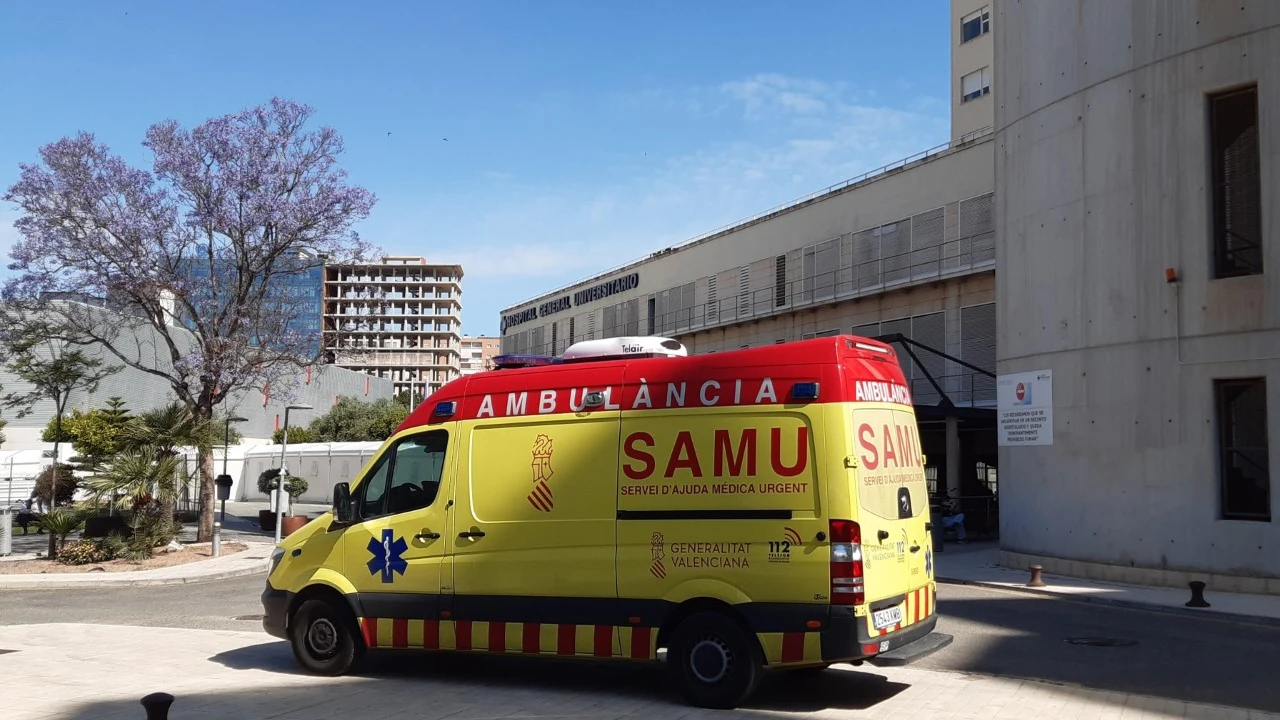 Una unidad del SAMU en el Hospital General de Alicante 