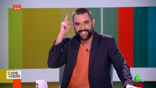 La surrealista conversación de Dani Mateo y JJ Vaquero con la Policía cuando actuaban escoltados por agentes La surrealista conversación de Dani Mateo y JJ Vaquero con la Policía cuando actuaban escoltados por agentes