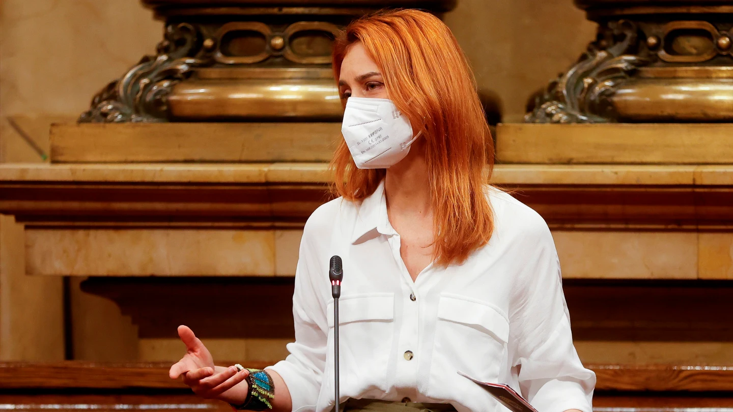 La líder de En Comú Podem, Jéssica Albiach, pregunta al vicepresidente del Govern en funciones, Pere Aragonès, durante el pleno del Parlament. La líder de En Comú Podem, Jéssica Albiach, pregunta al vicepresidente del Govern en funciones, Pere Aragonès, durante el pleno del Parlament.
