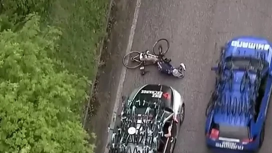 Un ciclista, atropellado en el Giro Un ciclista, atropellado en el Giro