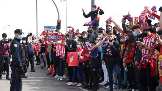 Recibimiento al autob&uacute;s del Atl&eacute;tico de Madrid en el Wanda Metropolitano