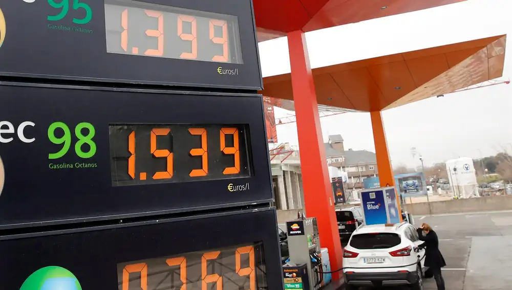 Un gasolinera marca los precios de los carburantes