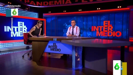El 'vacile' de Sandra Sabatés al Gran Wyoming por su cumpleaños en El Intermedio: "¿Qué tienes ahí?" El 'vacile' de Sandra Sabatés al Gran Wyoming por su cumpleaños en El Intermedio: "¿Qué tienes ahí?"
