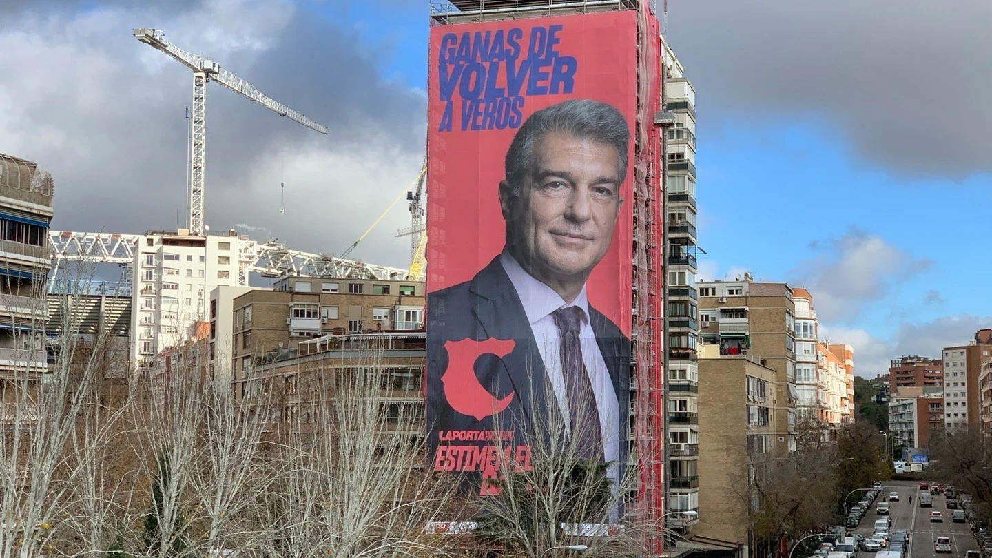 Publicidad del precandidato a la presidencia del FC Barcelona Joan Laporta en los aledaños del Santiago Bernabéu, estadio del Real Madrid Laporta