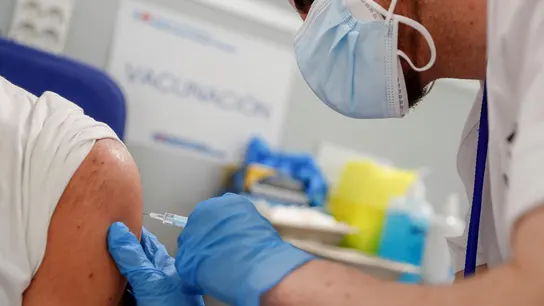 Un sanitario aplica una vacuna contra el coronavirus Un sanitario aplica una vacuna contra el coronavirus