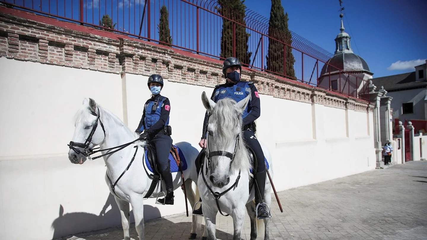 Dos efectivos de la policía montada municipal Dos efectivos de la policía montada municipal