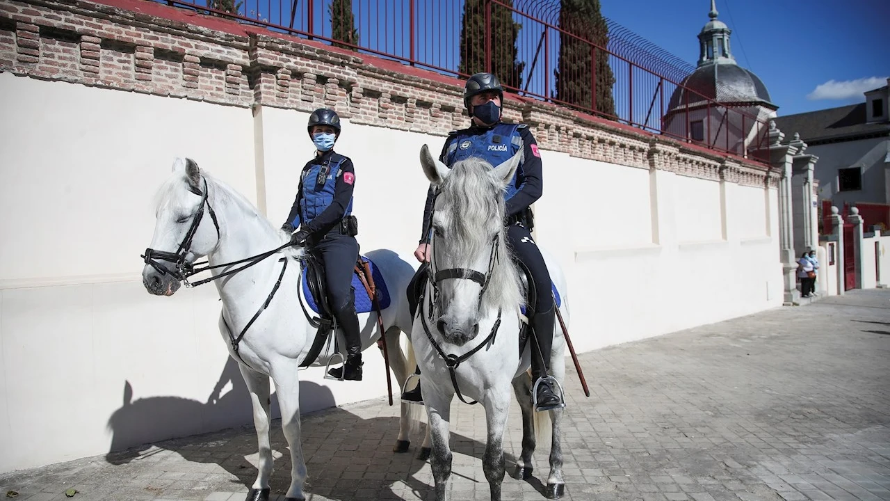 Dos efectivos de la policía montada municipal