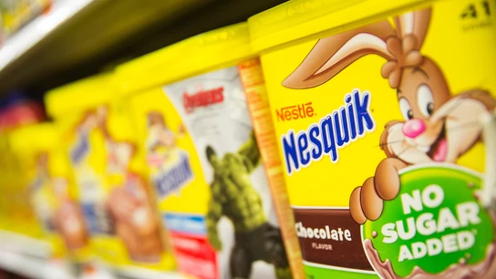 Un estante con productos de Nesquik Un estante con productos de Nesquik