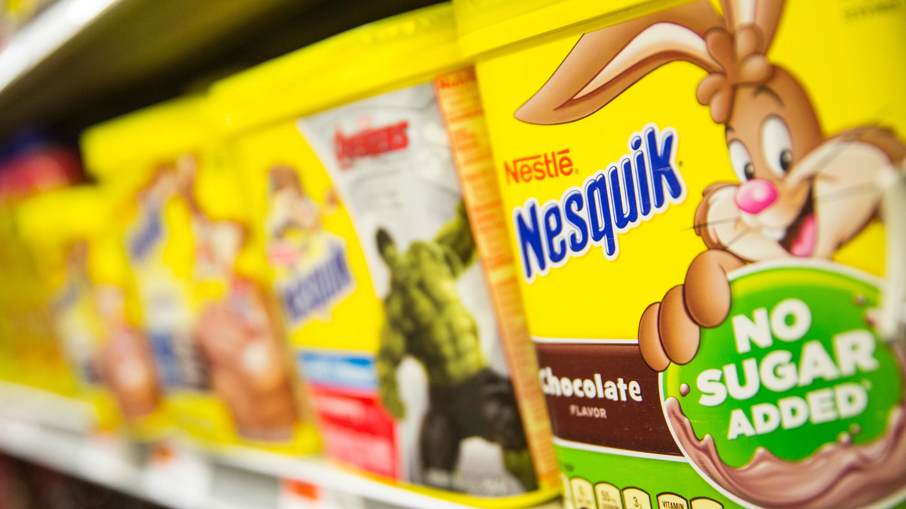 Un estante con productos de Nesquik