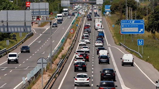 Vista del tráfico en la carretera de Burgos a la altura de la localidad madrileña de San Agustín de Guadalix este viernes. Vista del tráfico en la carretera de Burgos a la altura de la localidad madrileña de San Agustín de Guadalix este viernes.