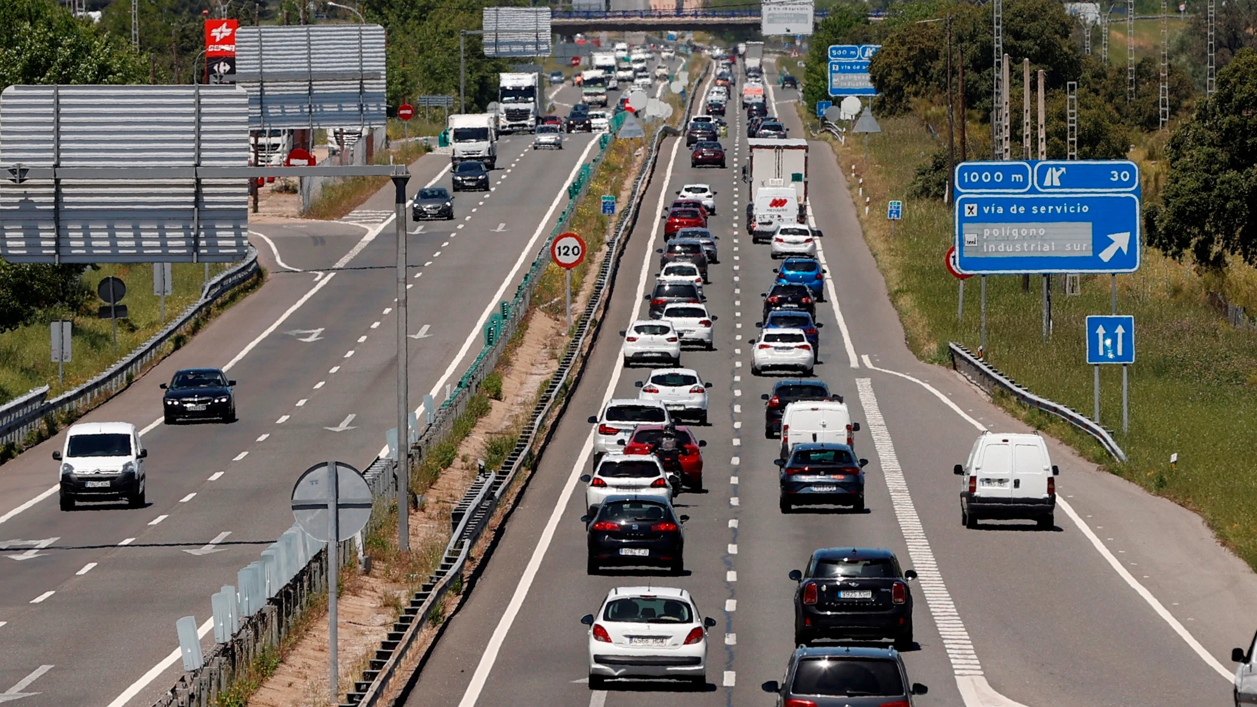 Vista del tráfico en la carretera de Burgos a la altura de la localidad madrileña de San Agustín de Guadalix este viernes.