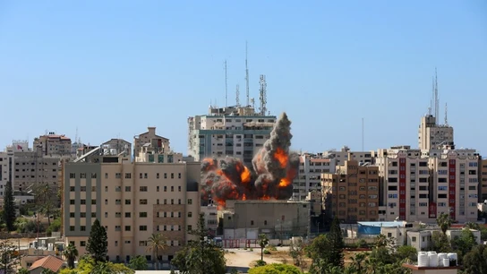 Israel bombardea y derriba una torre de 14 plantas sede de medios internacionales en Gaza Israel bombardea y derriba una torre de 14 plantas sede de medios internacionales en Gaza