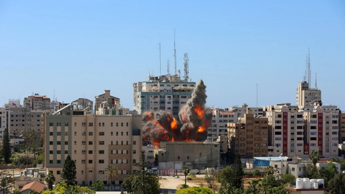 Israel bombardea y derriba una torre de 14 plantas sede de medios internacionales en Gaza Israel bombardea y derriba una torre de 14 plantas sede de medios internacionales en Gaza