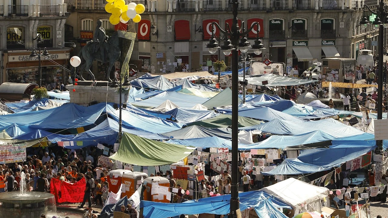 Vista parcial de las carpas levantadas por los acampados en la madrileña Puerta del Sol en 2011