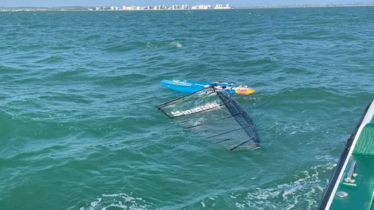 Rescatan a Paco Manchón, windsurfista de 74 años, en Cádiz Rescatan a Paco Manchón, windsurfista de 74 años, en Cádiz