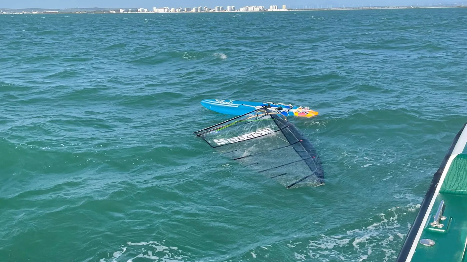 Rescatan a Paco Manchón, windsurfista de 74 años, en Cádiz
