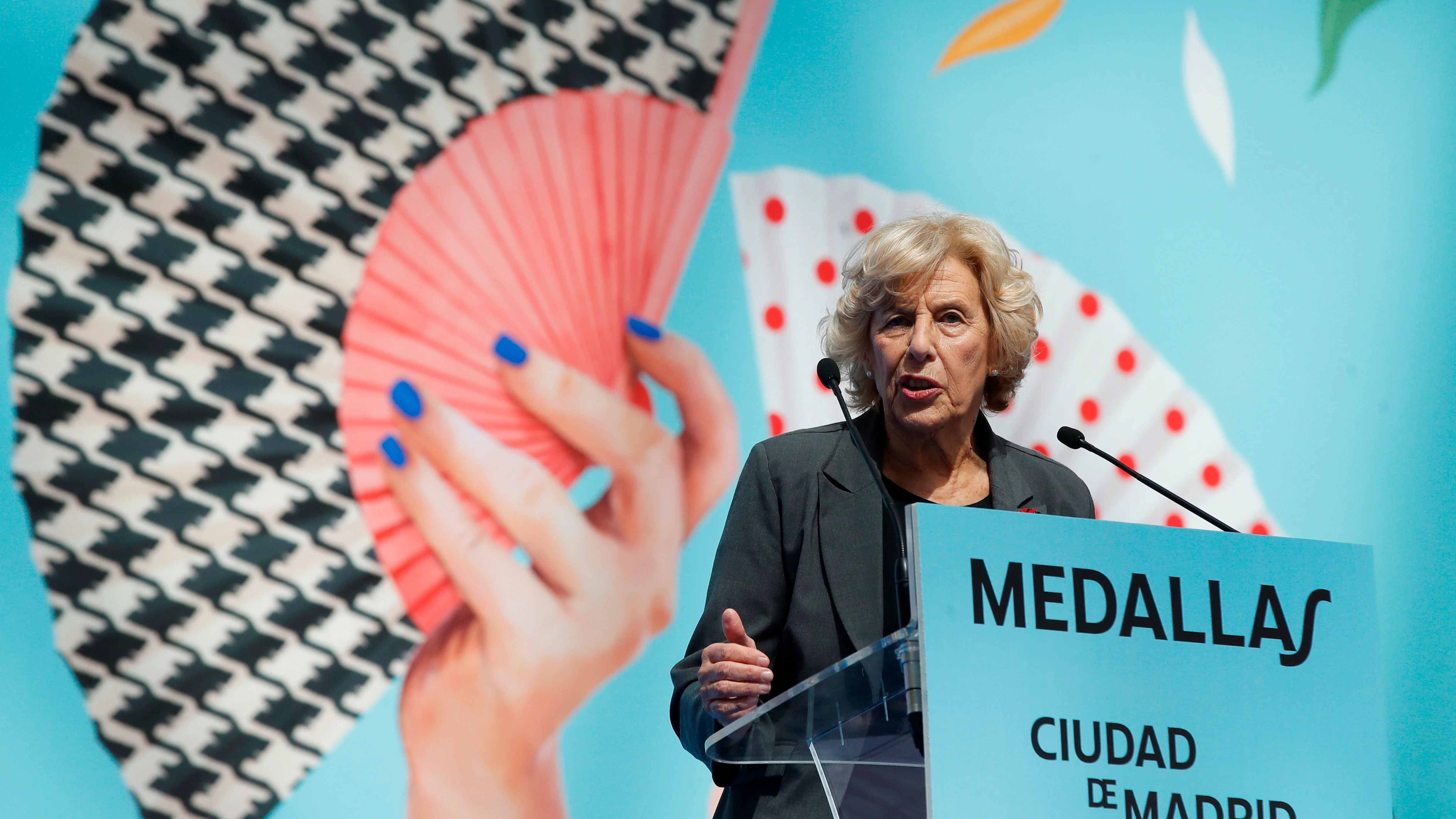 La exalcaldesa de Madrid Manuela Carmena, durante su intervención tras recibir la Medalla de oro de Madrid con motivo de la festividad de San Isidro