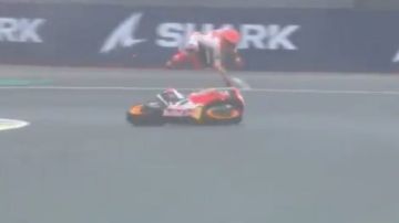 Caída de Marc Márquez en Le Mans cuando lideraba la carrera