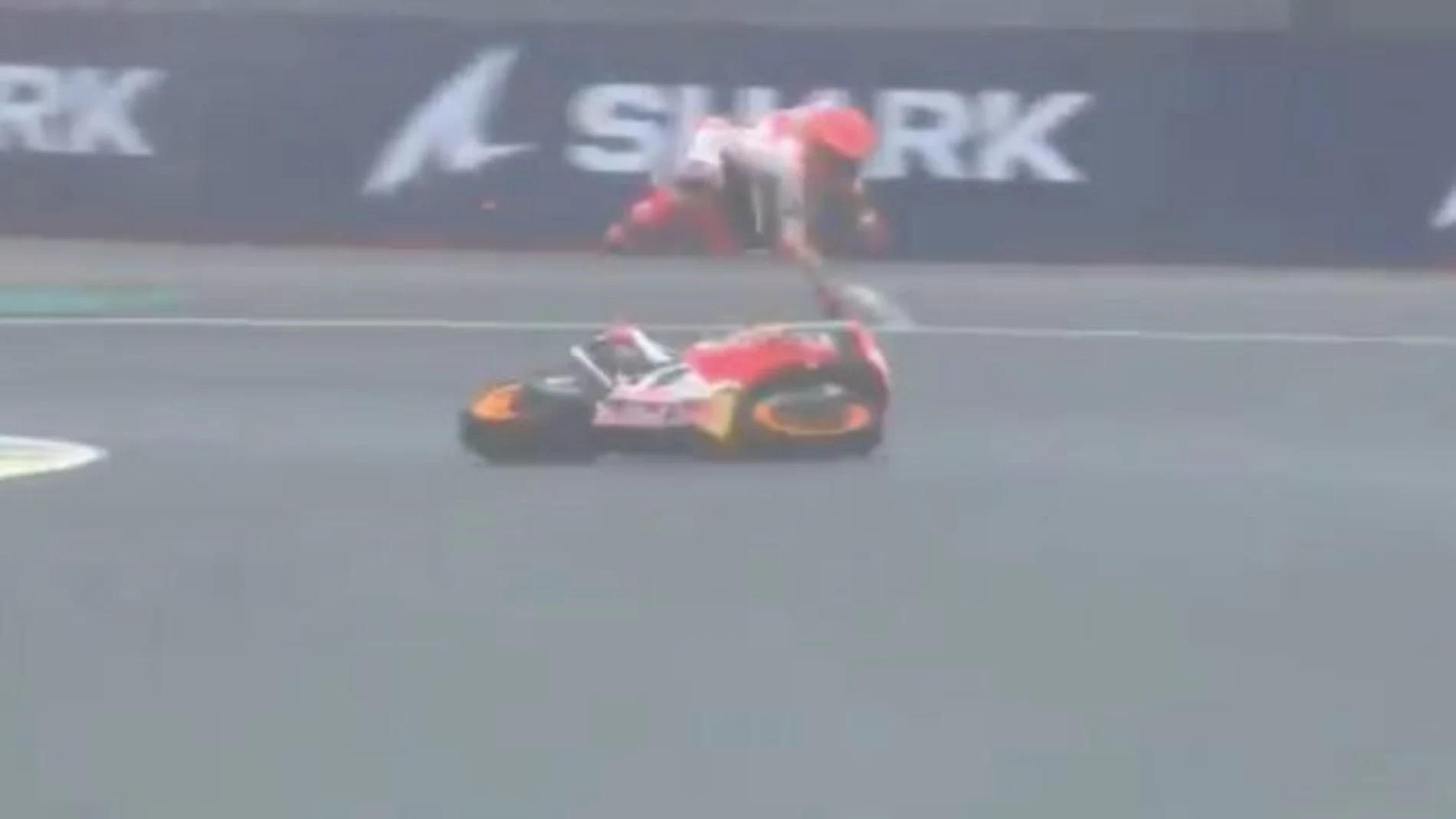 Caída de Marc Márquez en Le Mans cuando lideraba la carrera