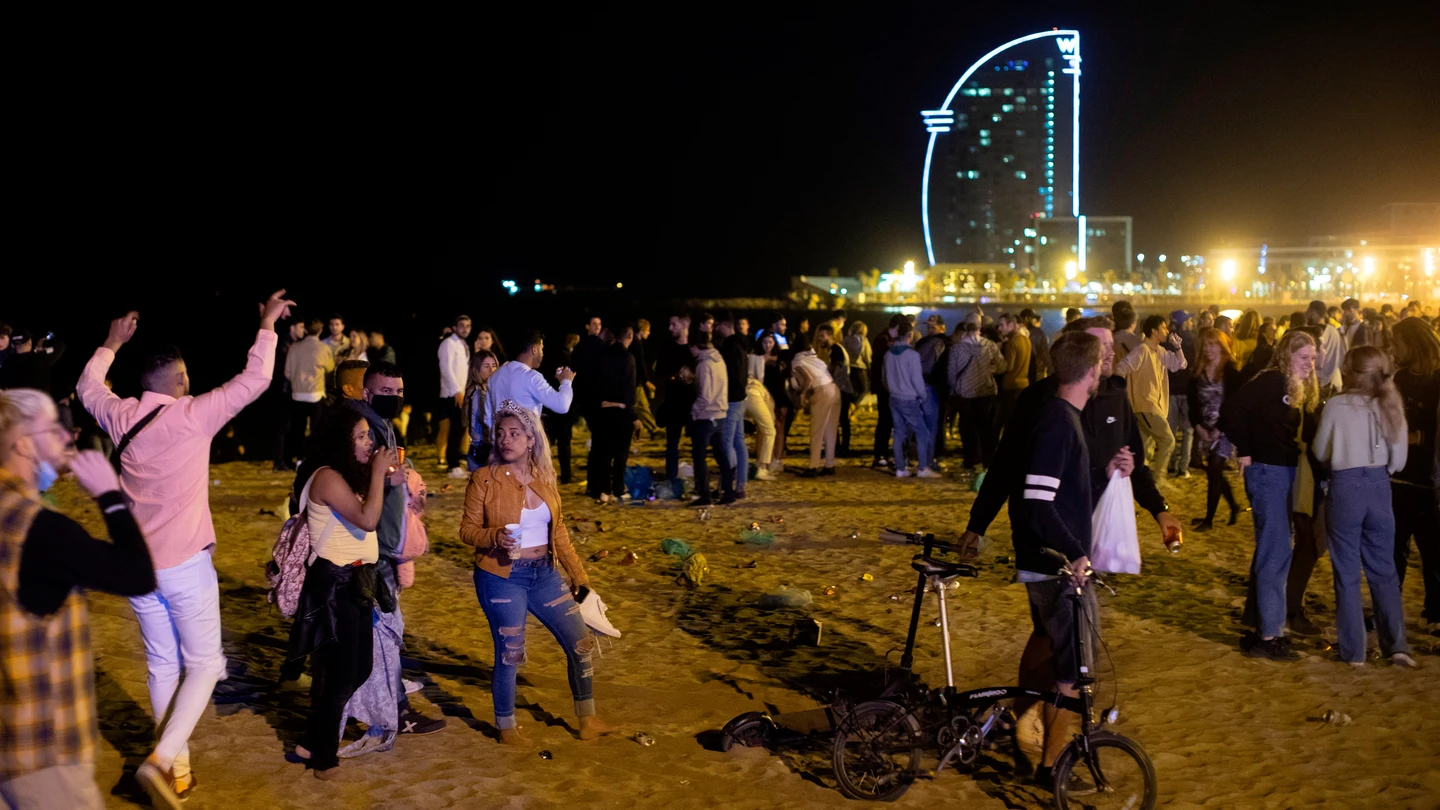 La Policía desaloja varios jóvenes en la Barceloneta el pasado 15 de mayo La Policía desaloja varios jóvenes en la Barceloneta el pasado 15 de mayo