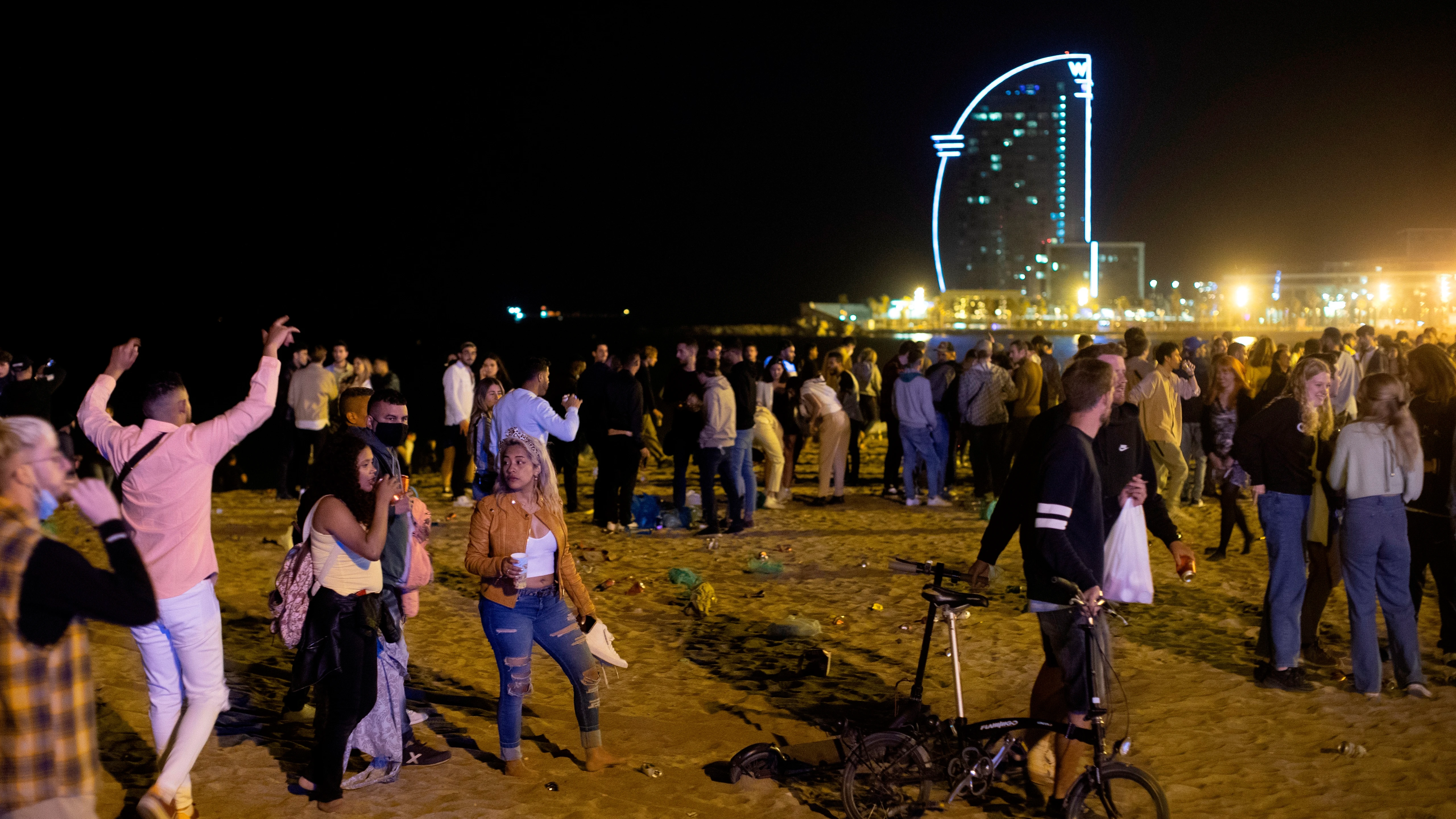 La Policía desaloja varios jóvenes en la Barceloneta el pasado 15 de mayo