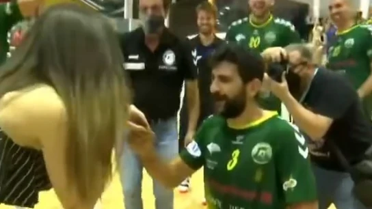Nacho del Castillo le pide matrimonio a su novia en la celebración del ascenso Nacho del Castillo le pide matrimonio a su novia en la celebración del ascenso