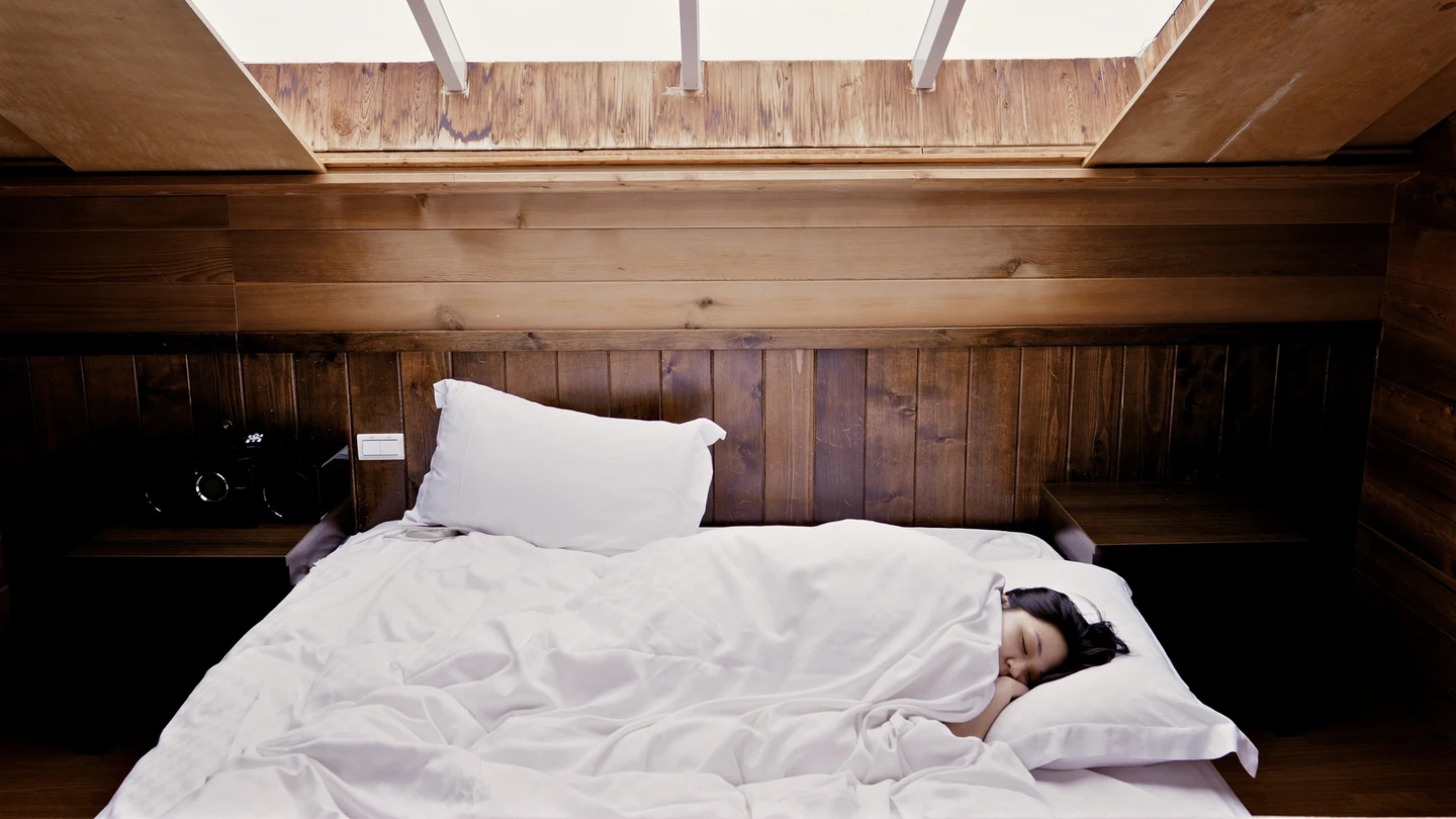Imagen de archivo de una persona durmiendo en una cama. Imagen de archivo de una persona durmiendo en una cama.