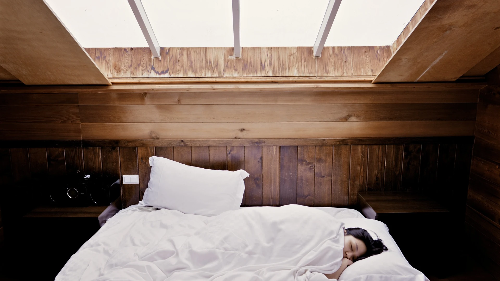 Imagen de archivo de una persona durmiendo en una cama.