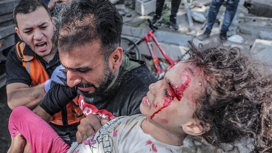 Un padre palestino saca a su hija herida de los escombros de una casa destruida tras un ataque aéreo israelí Un padre palestino saca a su hija herida de los escombros de una casa destruida tras un ataque aéreo israelí